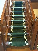Пушистый ковровая дорожка меандр версаче зеленая с укладкой на лестницу